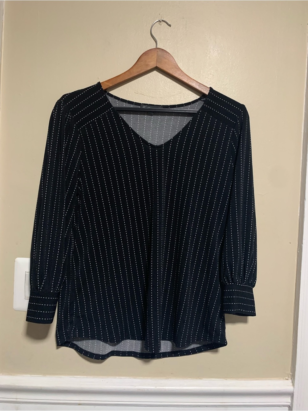 Adrianna Papell Size S Black and White Striped V-Neck Blouse
